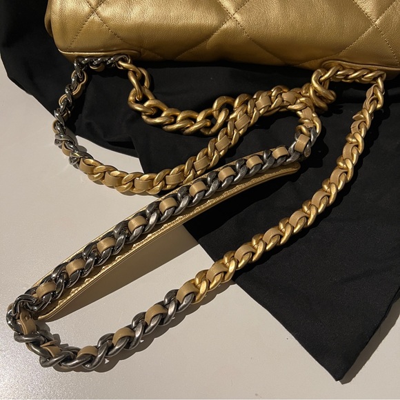 🦄 Chanel 19 Large in Gold Metallic - Picture 8 of 11